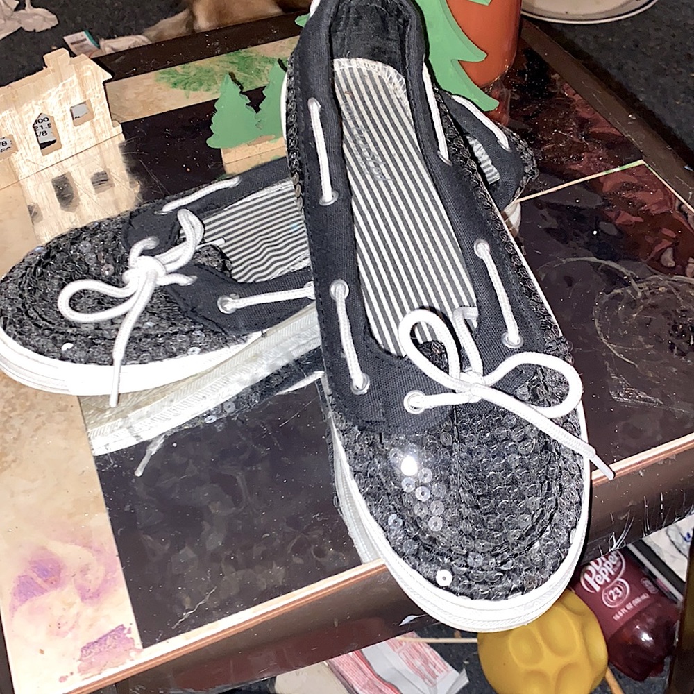TWISTED “Step up and Step out”Black trimmed white Sequin on top Size 9 flats